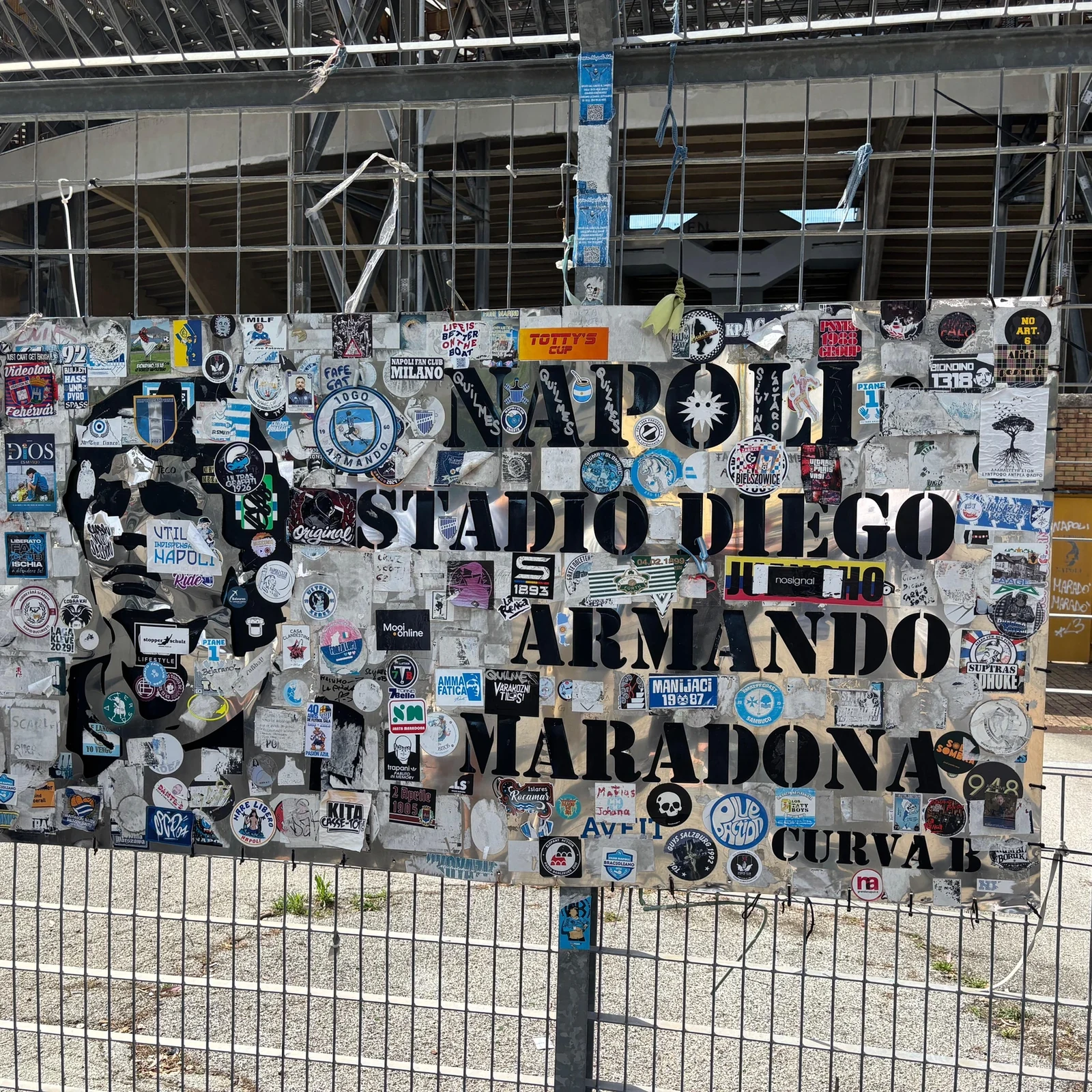 Descubre el vínculo entre Maradona y Nápoles desde el exterior del estadio