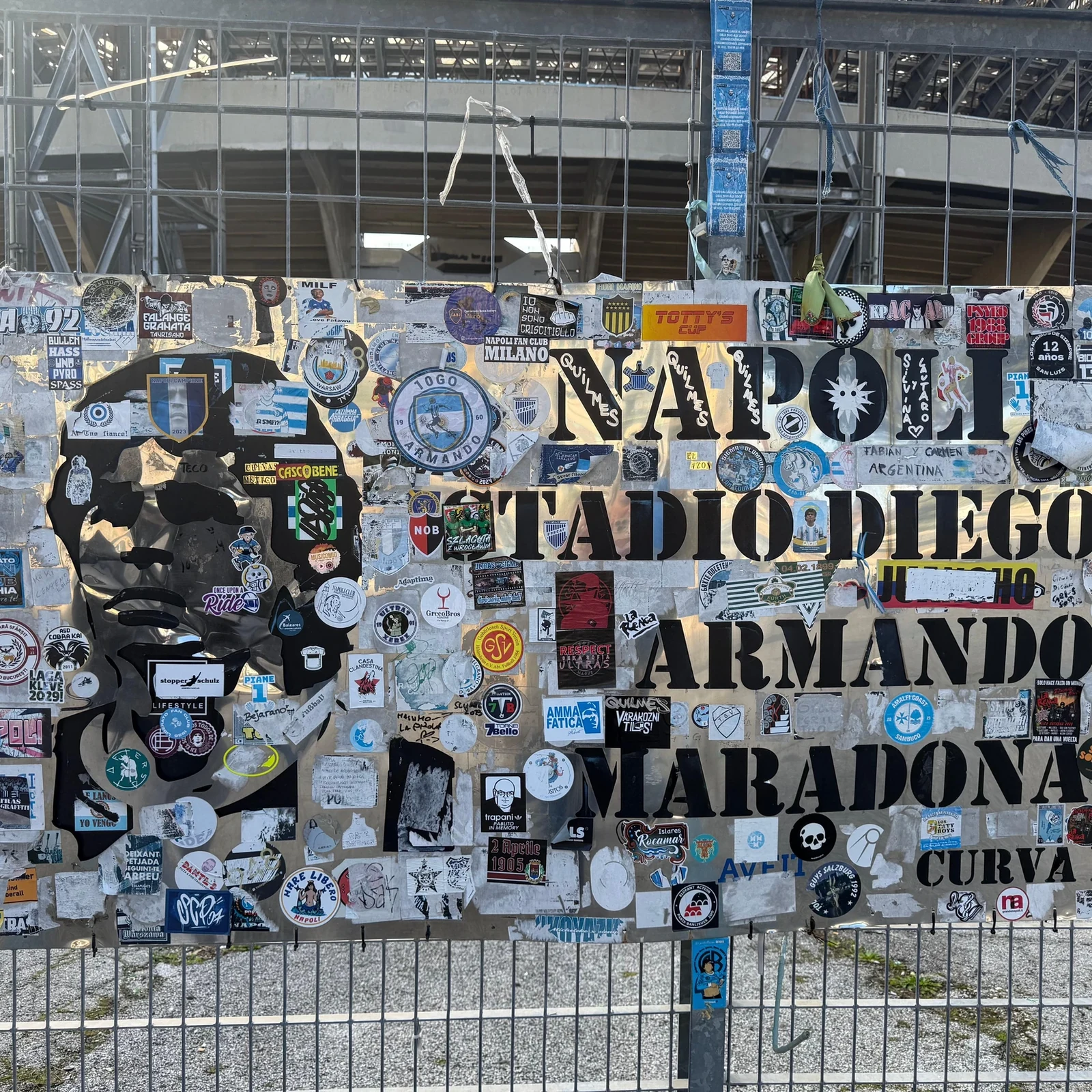Descubre el vínculo entre Maradona y Nápoles desde el exterior del estadio