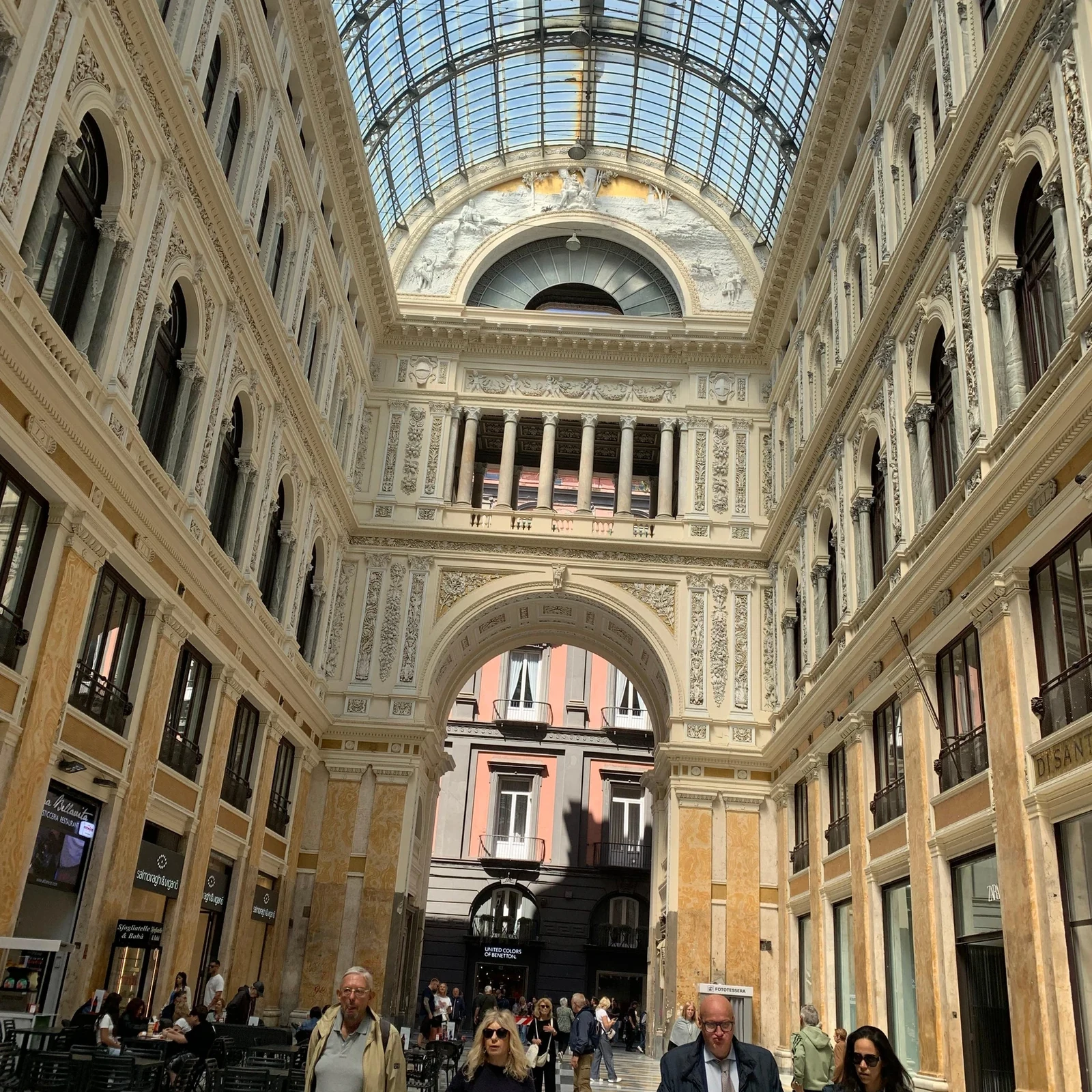 Naples au fil des fresques, des ruelles et du marché