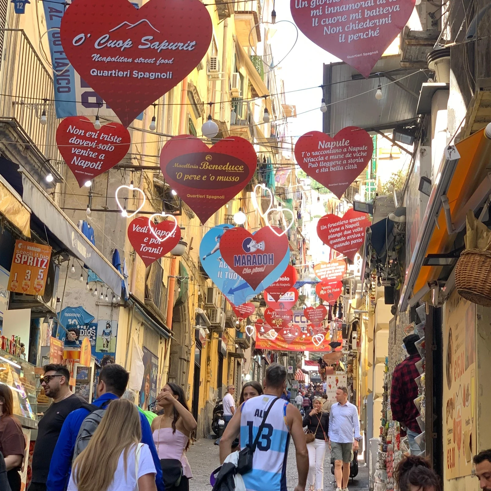Naples au fil des fresques, des ruelles et du marché