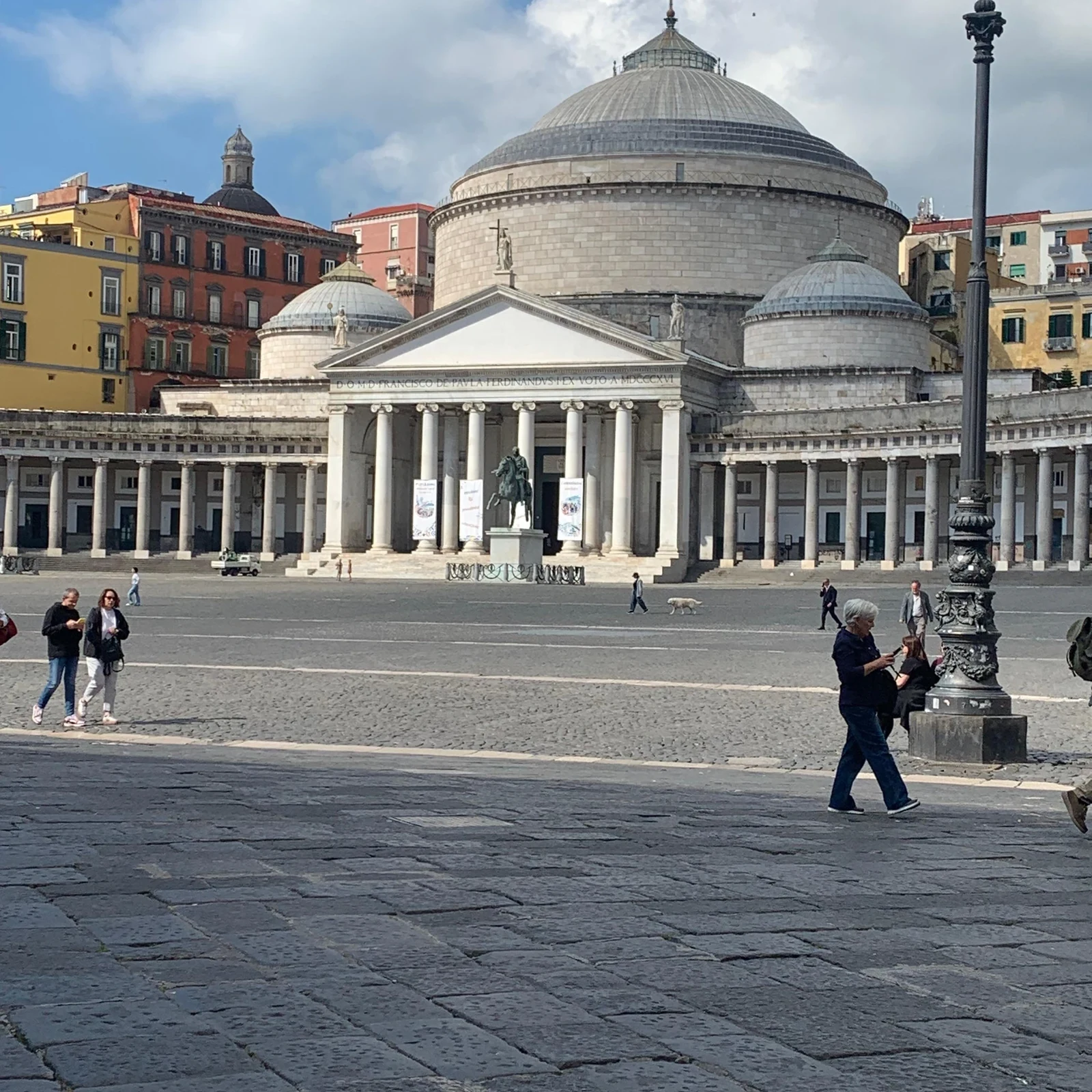 Naples au fil des fresques, des ruelles et du marché