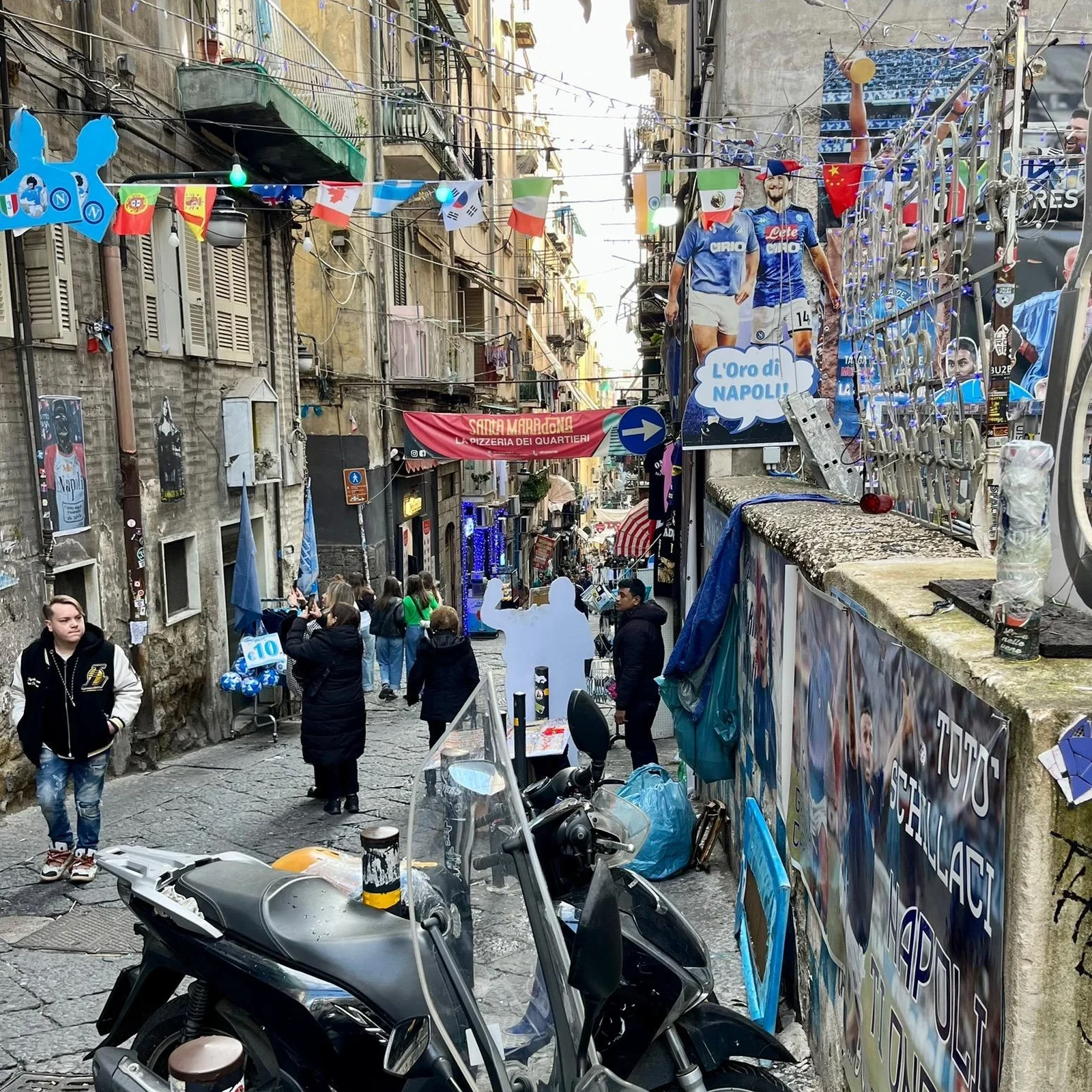 Naples au fil des fresques, des ruelles et du marché
