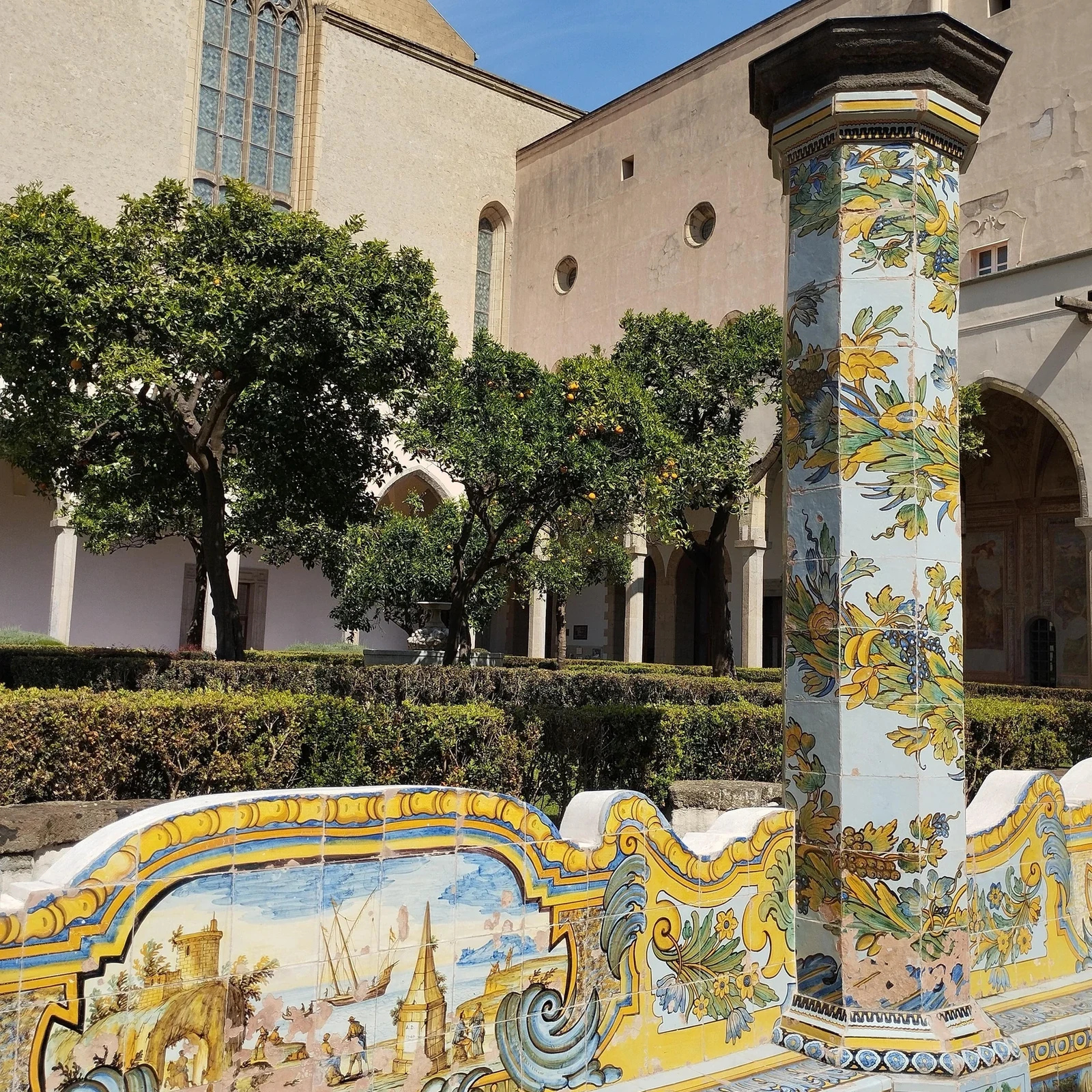 Découvrez le cloître de Santa Chiara avec des explications en italien