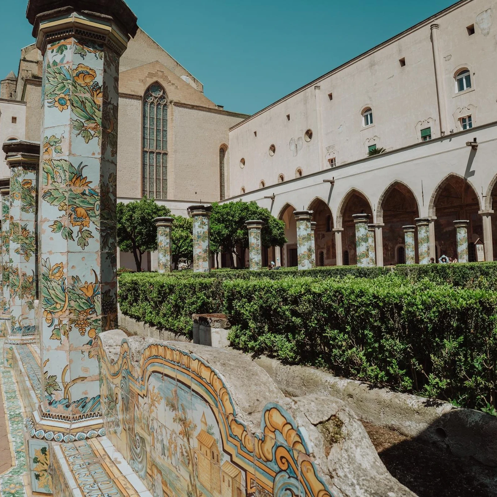 Découvrez le cloître de Santa Chiara avec des explications en italien