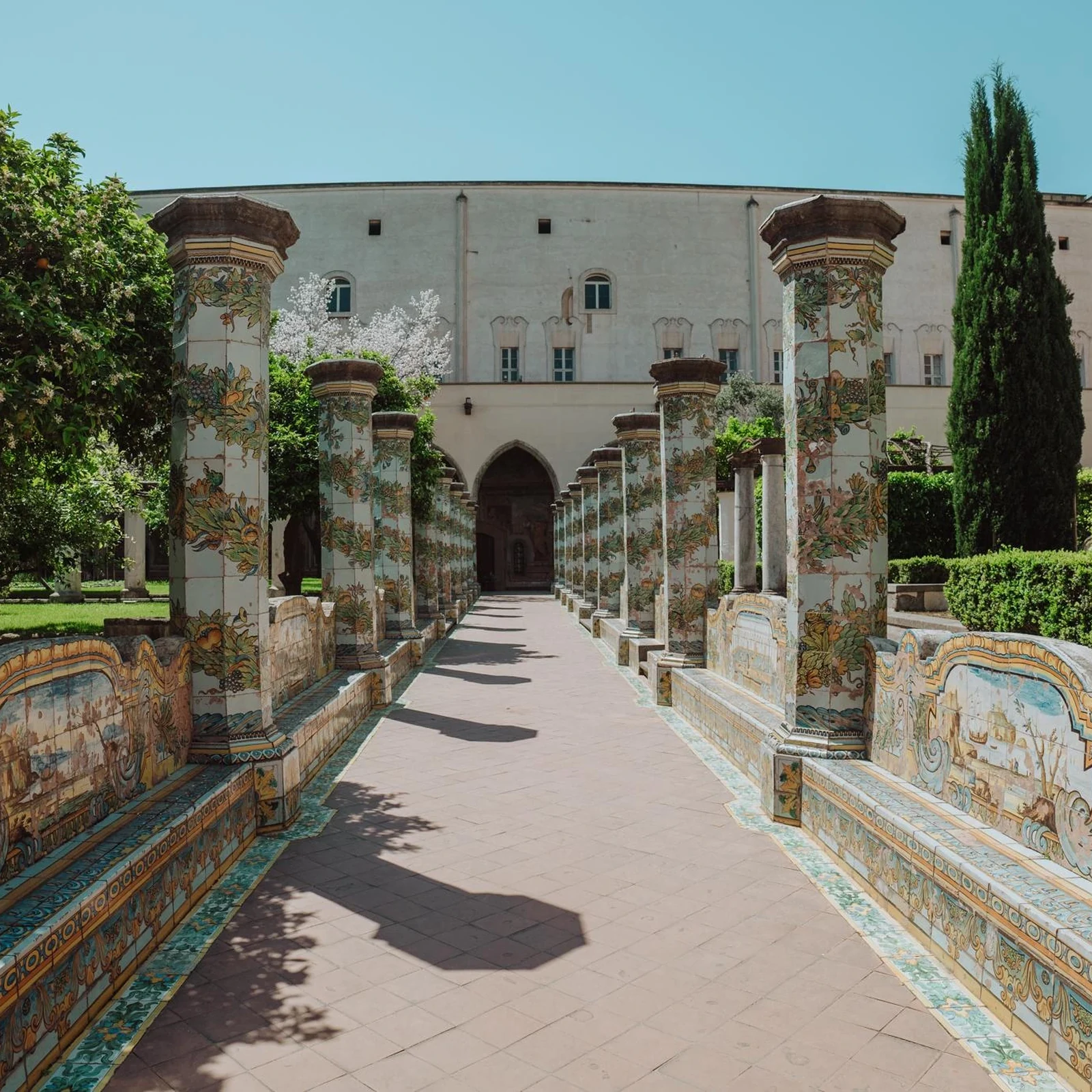 Découvrez le cloître de Santa Chiara avec des explications en italien