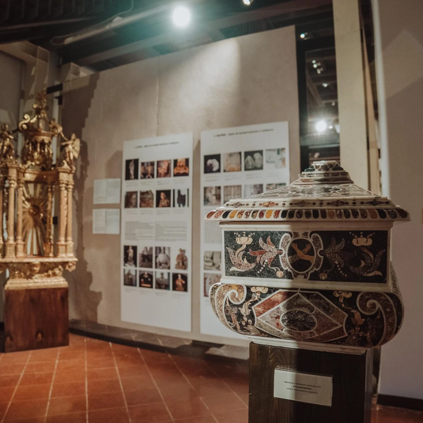 Découvrez le cloître de Santa Chiara avec des explications en italien