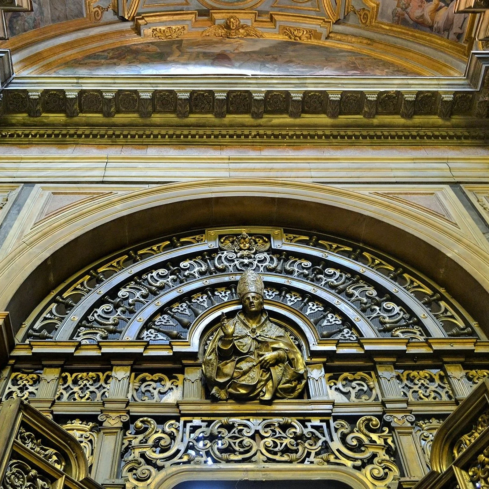 Découvrez le cloître de Santa Chiara avec des explications en italien