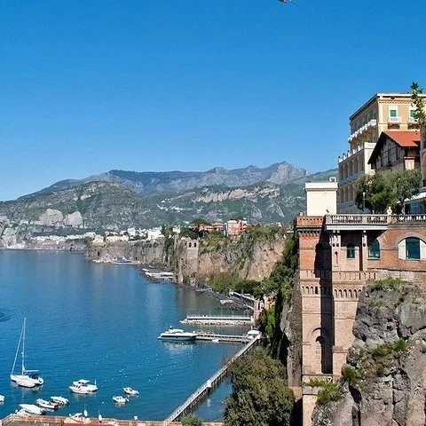 Archéologie et villes côtières au départ du port de Naples