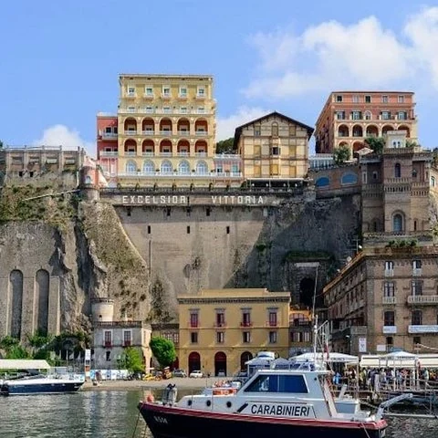 Archéologie et villes côtières au départ du port de Naples