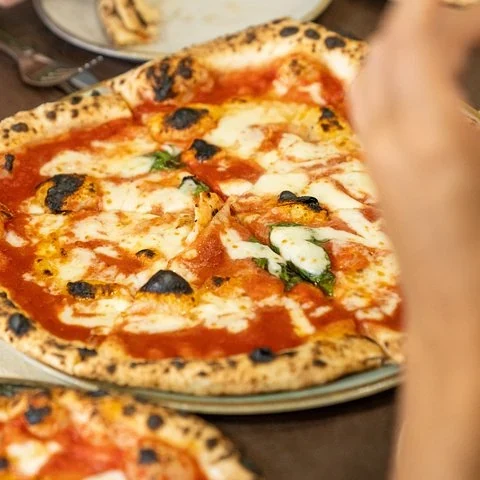 Découvrez Naples entre pizzas, boissons et récits