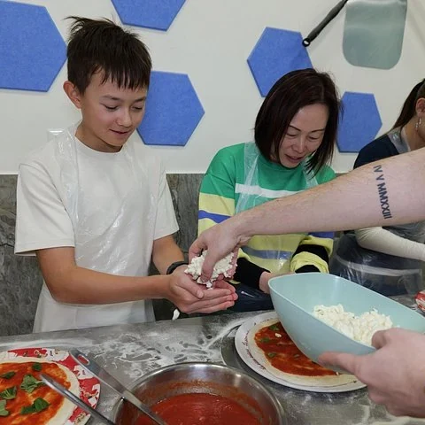 Make your own pizza and tiramisu in Naples