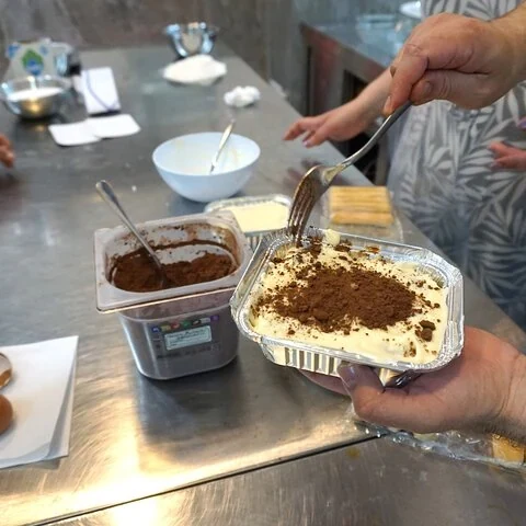 Make your own pizza and tiramisu in Naples