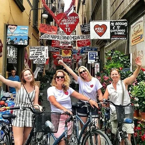 See Naples by bike and stop to understand the city