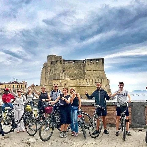 Naples à vélo, avec des arrêts pour comprendre la ville