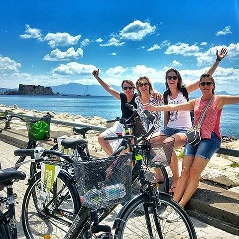 See Naples by bike and stop to understand the city