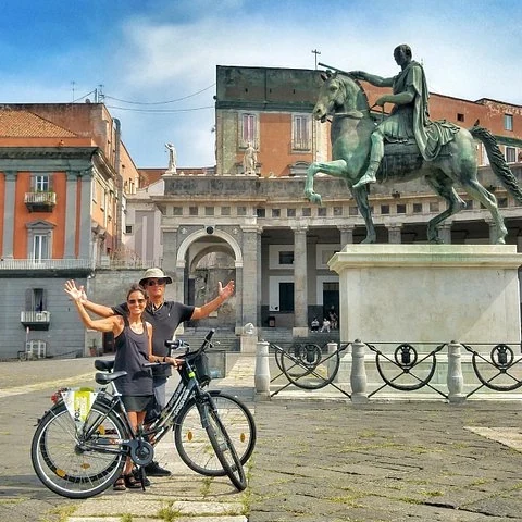 Naples à vélo, avec des arrêts pour comprendre la ville