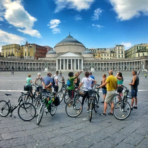 Naples à vélo, avec des arrêts pour comprendre la ville