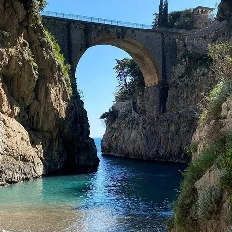From your arrival in Naples to your booked destination, by private transport