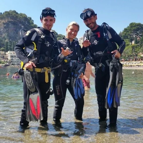 Essayez la plongée depuis la plage dans la baie de Mazzarò