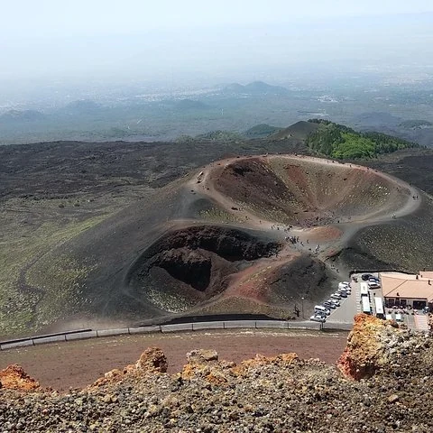 Découvrez l’Etna entre forêts, lave et cratères