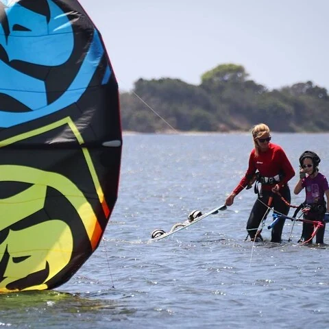 Tu primera toma de contacto con el kitesurf en Lo Stagnone
