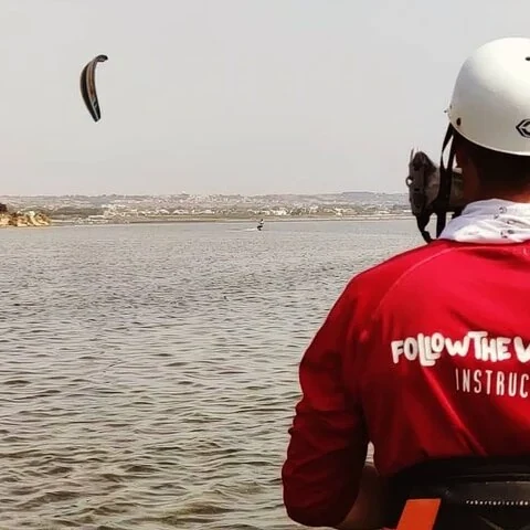 Découvrez les bases du kitesurf à Lo Stagnone