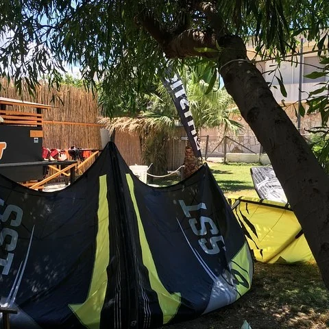 Travaillez votre technique de kitesurf en Sicile avec un moniteur pour vous