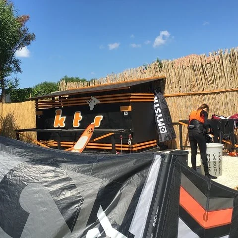 Travaillez votre technique de kitesurf en Sicile avec un moniteur pour vous