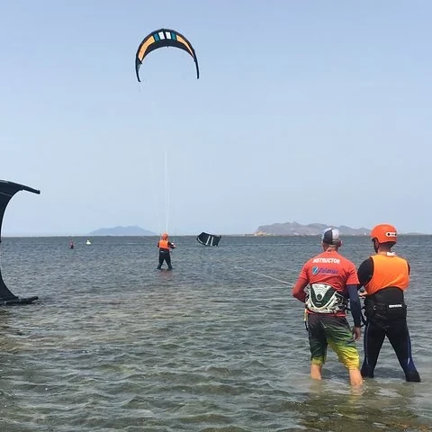 Travaillez votre technique de kitesurf en Sicile avec un moniteur pour vous