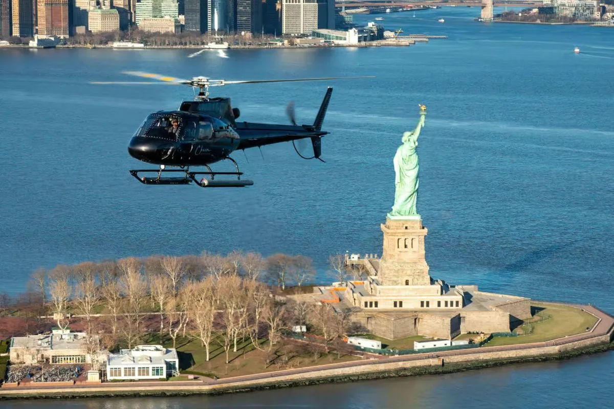 New York helicopter tour over Manhattan and the Statue of Liberty
