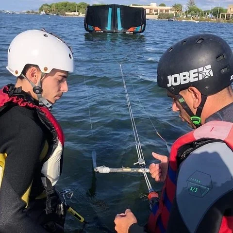 Starte mit dem Kitesurfen mit höchstens zwei Schülern pro Kursleiter