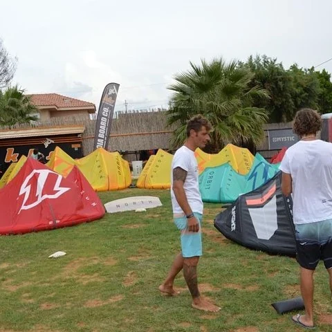 Starte mit dem Kitesurfen mit höchstens zwei Schülern pro Kursleiter