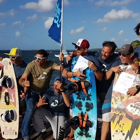 Starte mit dem Kitesurfen mit höchstens zwei Schülern pro Kursleiter