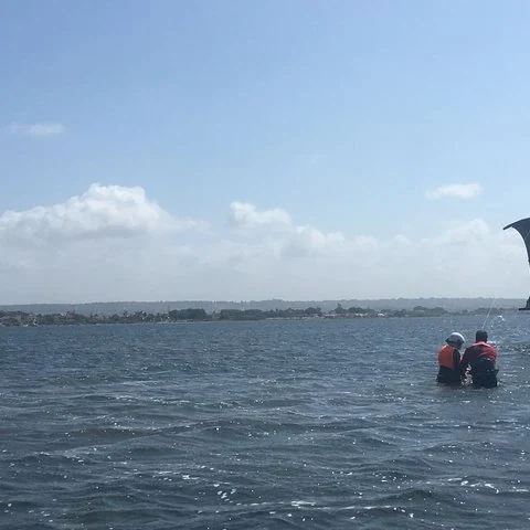 Starte mit dem Kitesurfen mit höchstens zwei Schülern pro Kursleiter