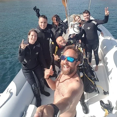Bucea en la costa de Taormina con equipo y acompañamiento