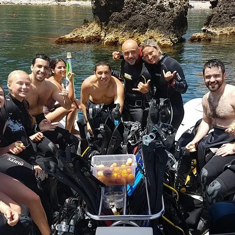 Bucea en la costa de Taormina con equipo y acompañamiento