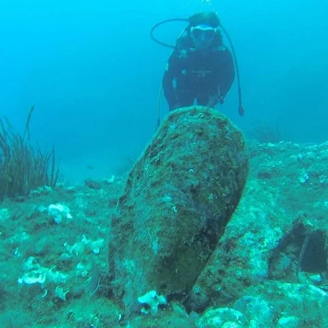 Bucea en la costa de Taormina con equipo y acompañamiento