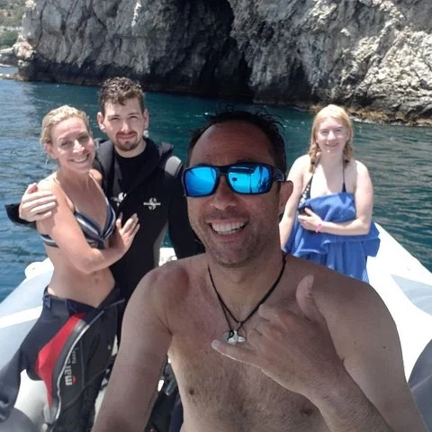 Bucea en la costa de Taormina con equipo y acompañamiento