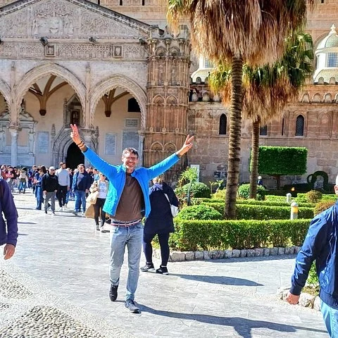 Walk Palermo's monuments and Capo market