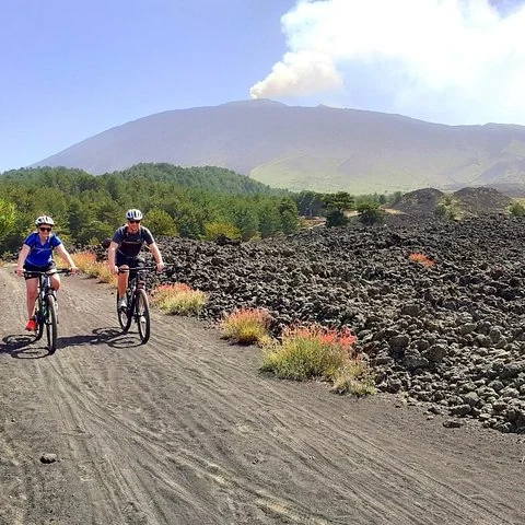 Pedalea entre bosques y antiguas coladas de lava del Etna
