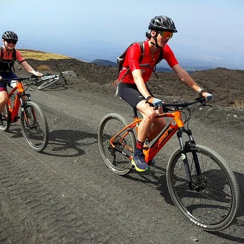 Pedalea entre bosques y antiguas coladas de lava del Etna