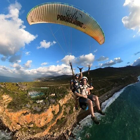 Erlebe die Küste bei Cefalù im Tandem-Paraglider