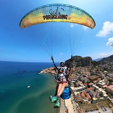 Erlebe die Küste bei Cefalù im Tandem-Paraglider