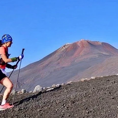 Camina por el Etna de noche para recibir el amanecer