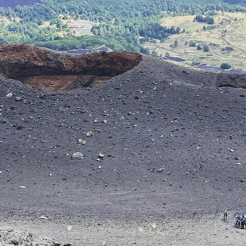 Lee el paisaje volcánico del Etna mientras caminas por su flanco norte
