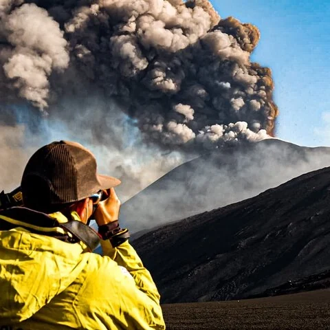 Lee el paisaje volcánico del Etna mientras caminas por su flanco norte