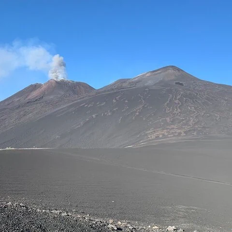 Lee el paisaje volcánico del Etna mientras caminas por su flanco norte