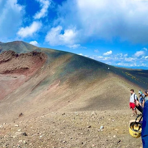 Lee el paisaje volcánico del Etna mientras caminas por su flanco norte