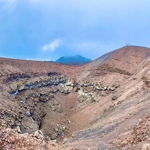 Lee el paisaje volcánico del Etna mientras caminas por su flanco norte