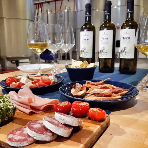 Entdecke die Aromen von drei Weinen in Alcamo